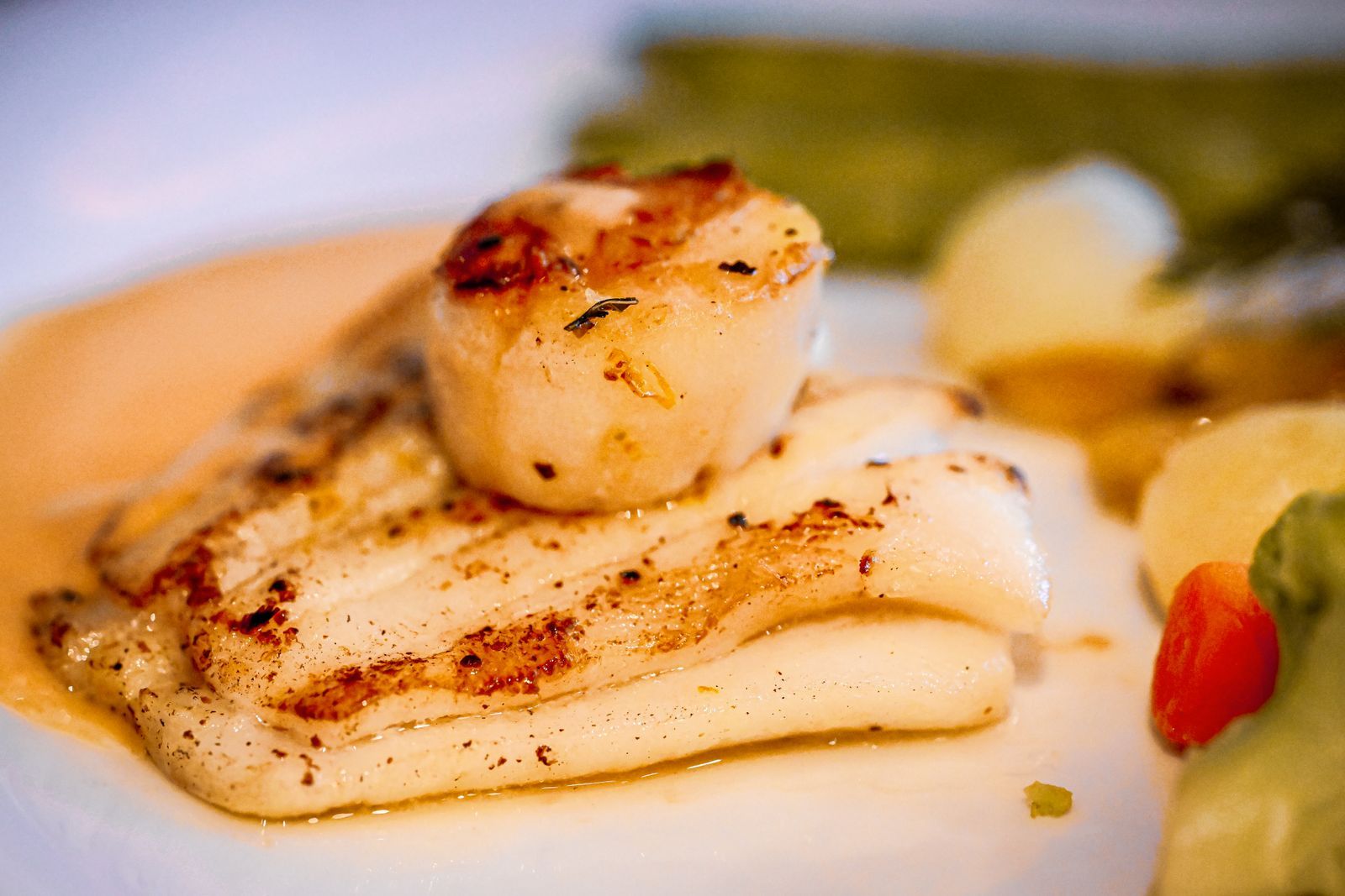 Seared scallops in brown butter with lemon